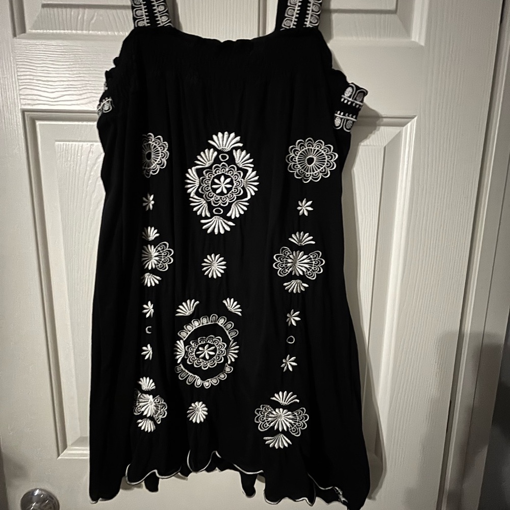 Black and White Pattern Dress/Top - Picture 2 of 8